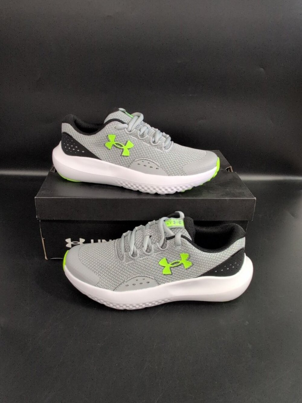 Under Armour BGS Surge 4 Boys Running Shoes US 4Y Gray